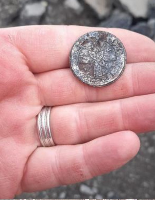 Image of Royal Irish Dragoon Guards button from ditch fill
